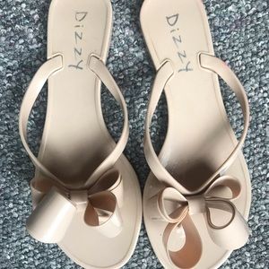 super cute! Goes with everything!